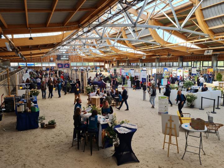 vue du hall d'exposition au salon Normandy Horse Meet'Up au Pôle International du Cheval Longines-Deauville